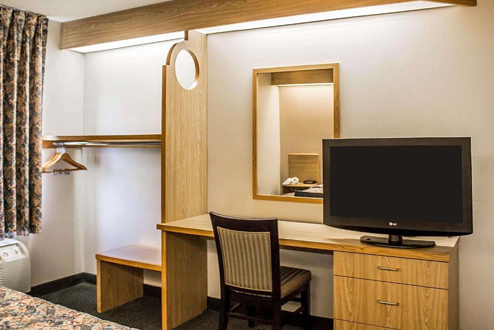 Queen Room - Disability Access/Non-Smoking interior